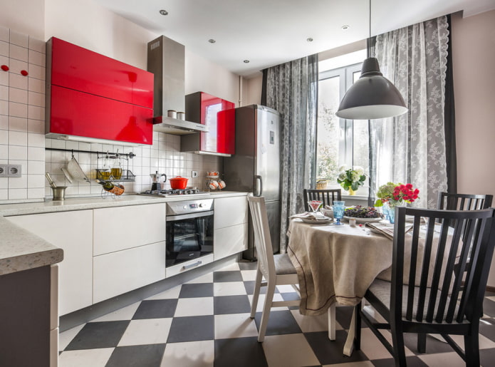zwart-witte tegels in het interieur van de keuken