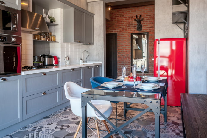 patchwork vloertegels in het interieur van de keuken