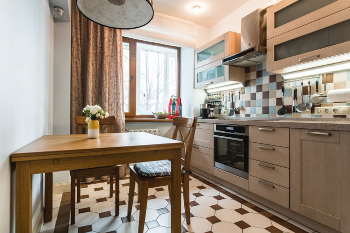 vierkante vloertegels in het keukeninterieur