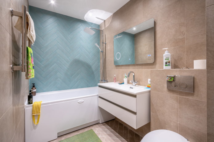 Grote beige tegels en diagonaal turquoise