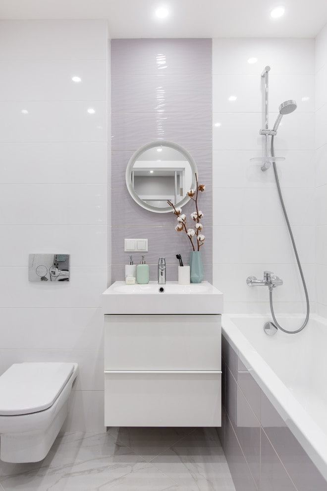 combinatie van witte en lila tegels
