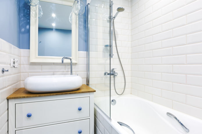 wit en blauw badkamerinterieur
