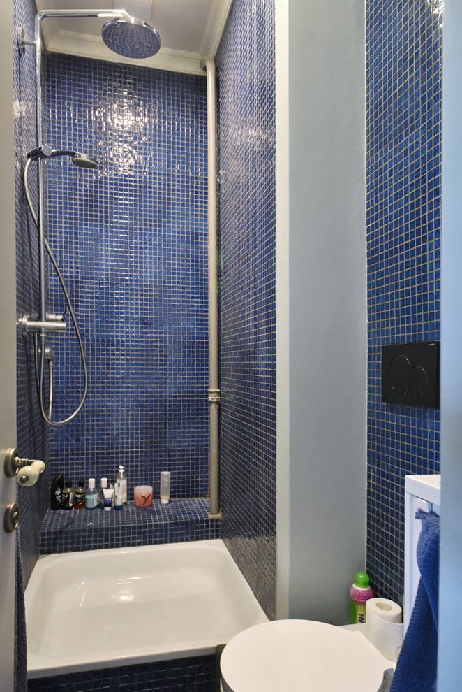 moza?ek in een kleine douche