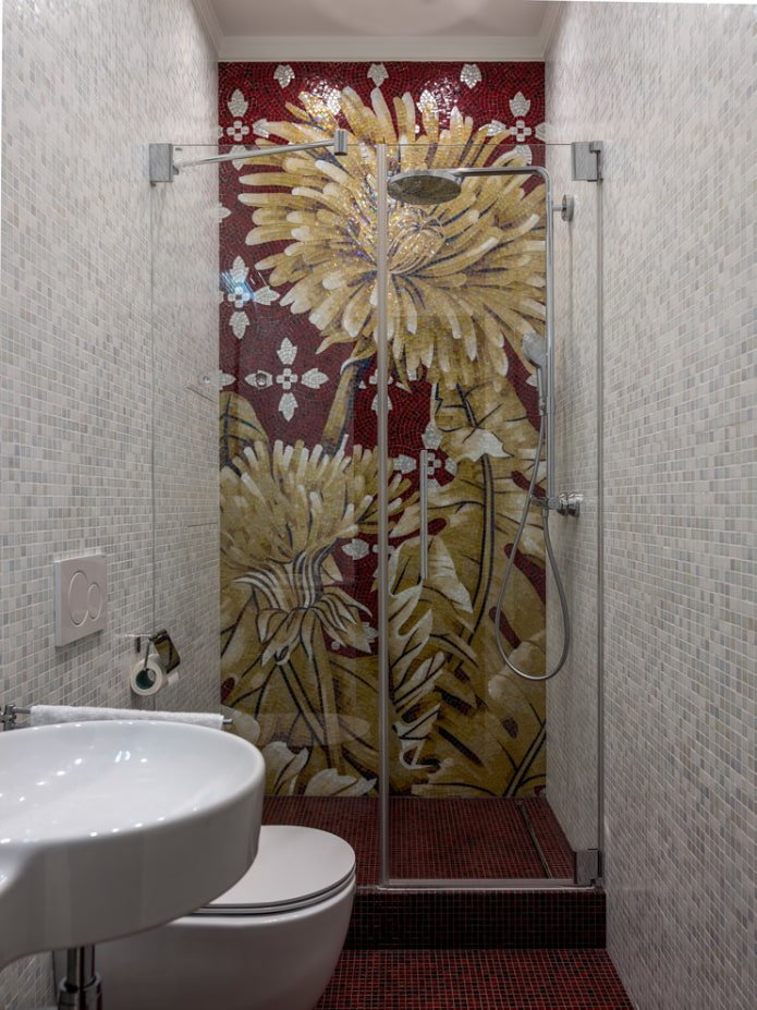 moza?ek in een kleine douche