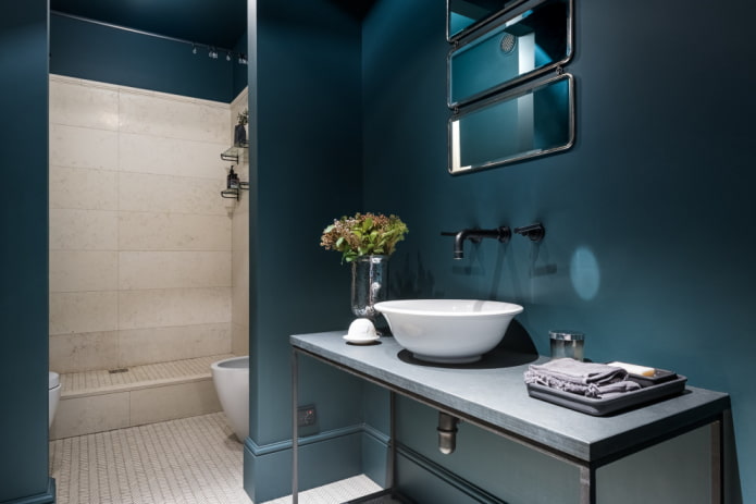 Blauwe badkamer met tegels in de douche