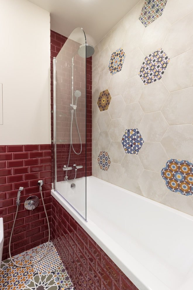 Douche en halve muur betegeld