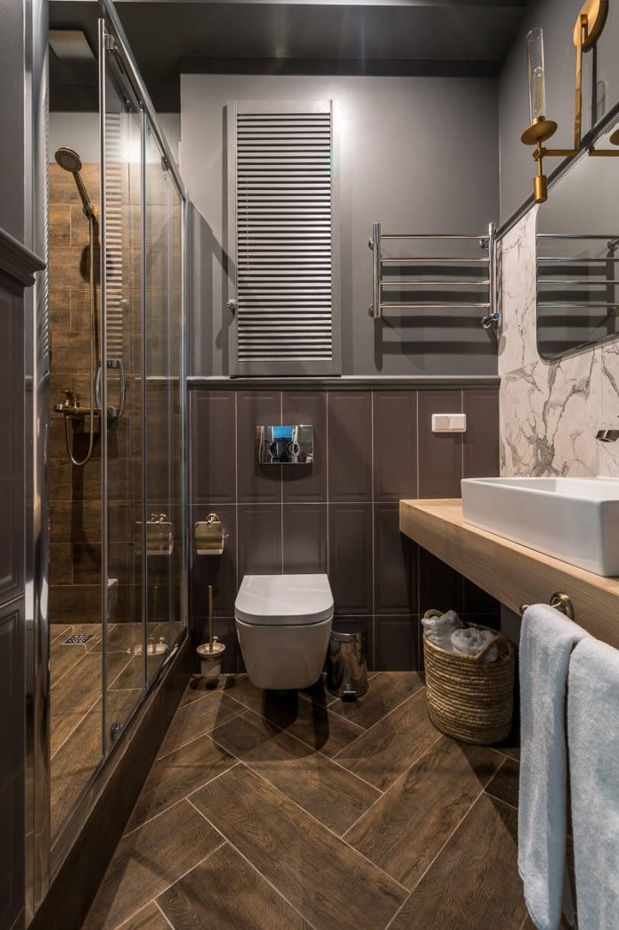 Tegels in de douche, spiegel en toilet