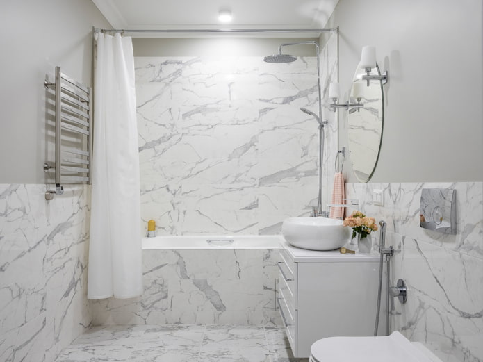 Marmeren tegels op halve muur en in de douche