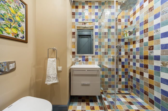 betegelde douche en beige geverfde muur