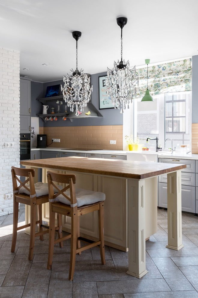 Beige schort in een grijze keuken