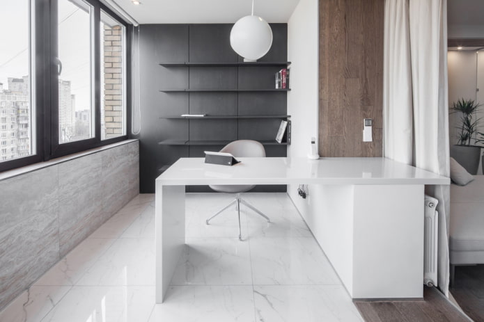 tegels die steen imiteren in het interieur van het balkon