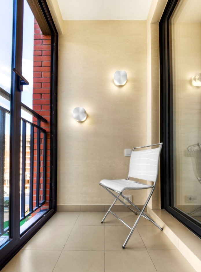 tegels op de vloer van een gesloten balkon