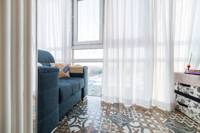patchwork tegels in het interieur van een balkon