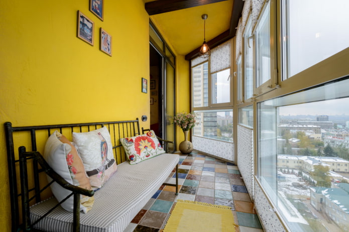 tegels op de vloer in het interieur van de balkon