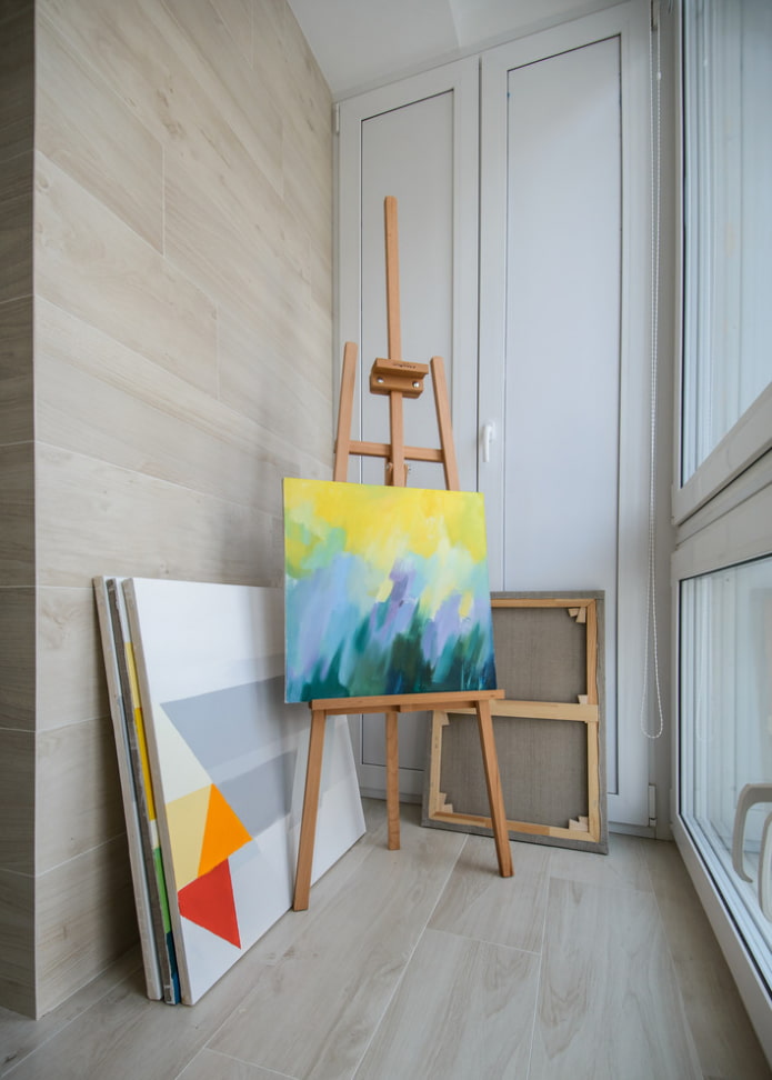 tegels op de muur in het balkoninterieur