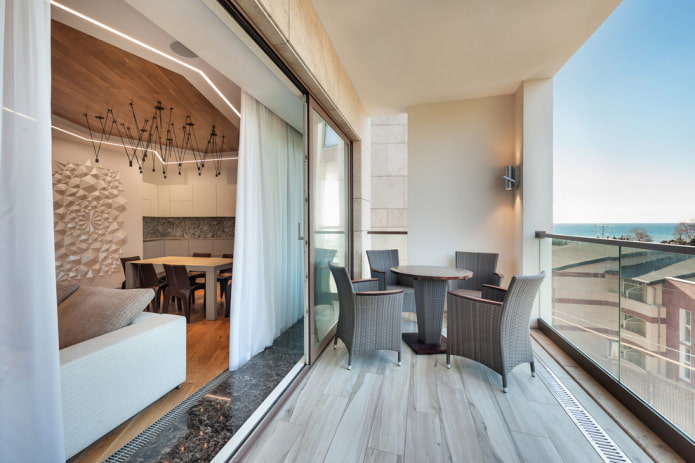 tegels die laminaat imiteren in het interieur van het balkon