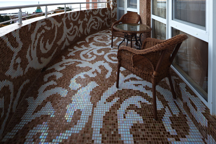 moza?ektegels in het interieur van de balkon