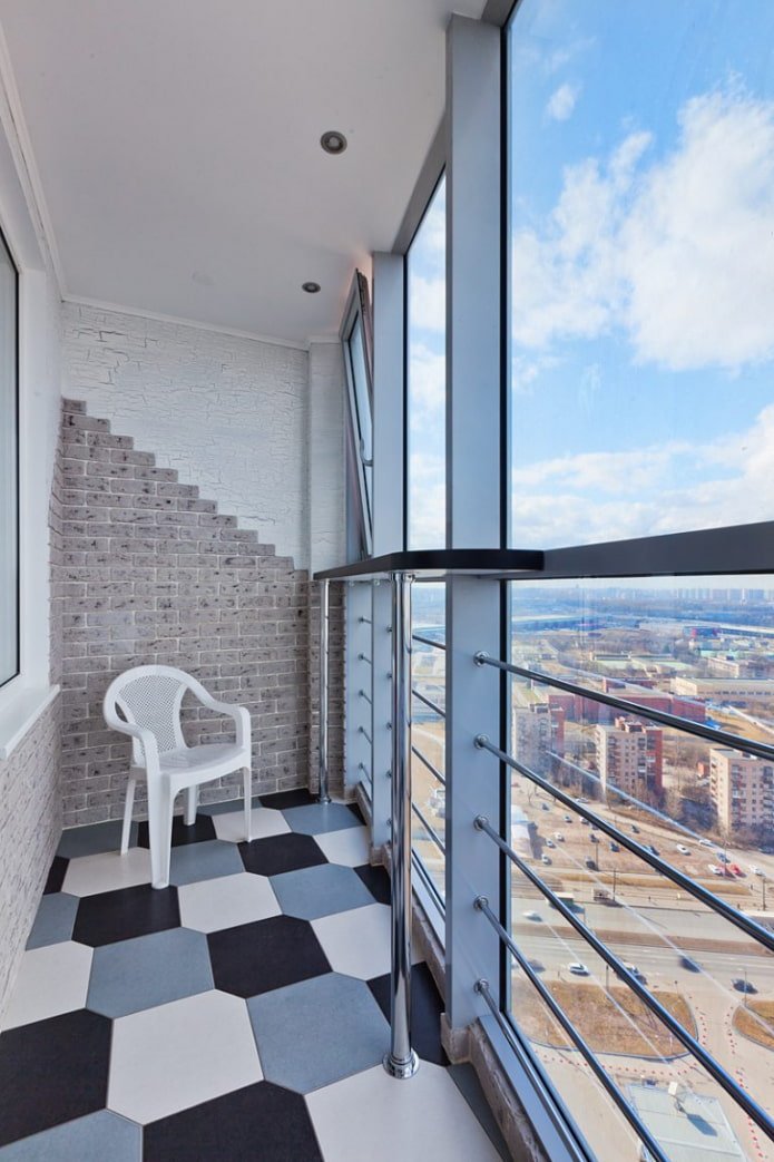 diagonaal gelegde tegels op het balkon