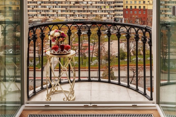tegels op de vloer van een halfrond balkon