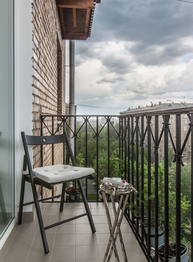 tegels op de vloer op het open balkon