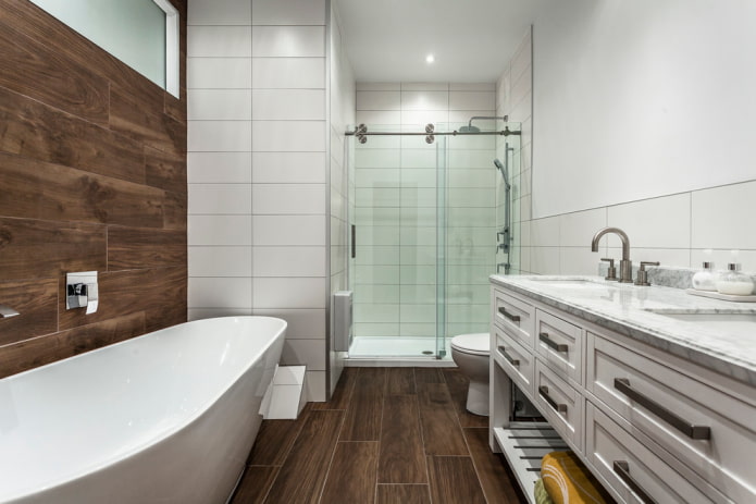 vloertegels met houtlook in het interieur van de badkamer