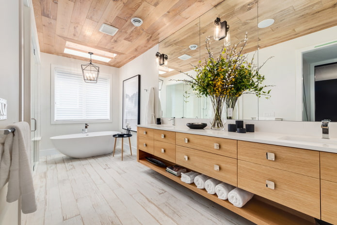 plafondtegels met houtlook in het interieur van de badkamer