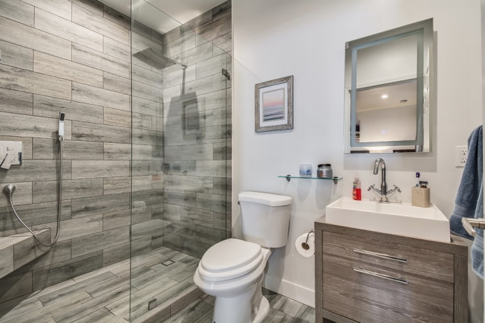 douche met tegels met houtlook in het badkamerinterieur