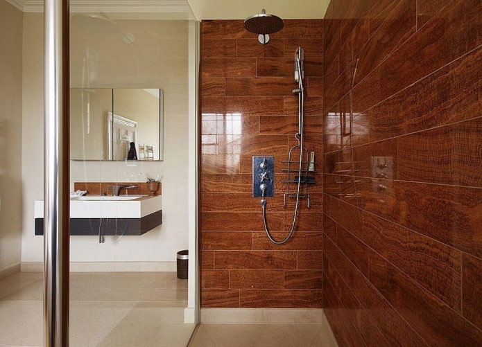 douche met tegels met houtlook in het badkamerinterieur
