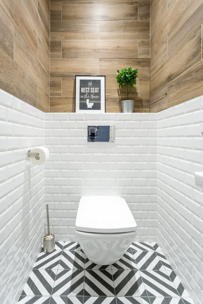 houten tegels in het toiletinterieur
