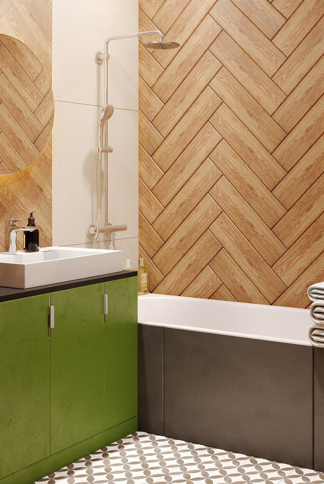 layout van houtlook tegels in het badkamerinterieur