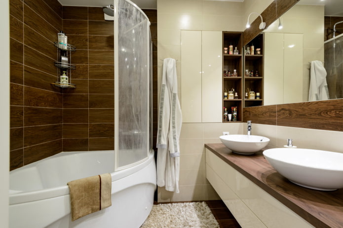 houtachtige tegels in het interieur van de badkamer