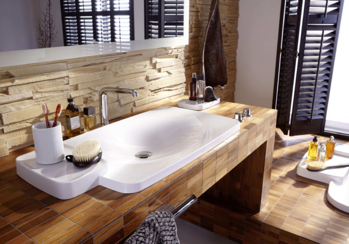 aanrechtblad met tegels met houtlook in een badkamerinterieur