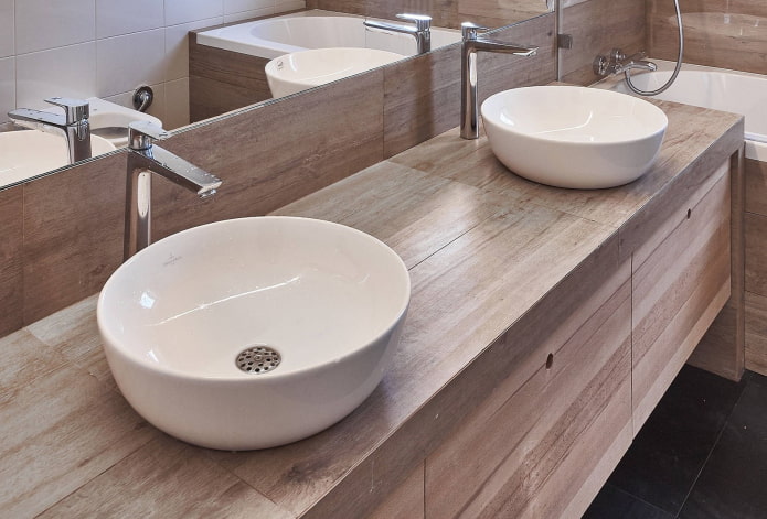 aanrechtblad met tegels met houtlook in een badkamerinterieur