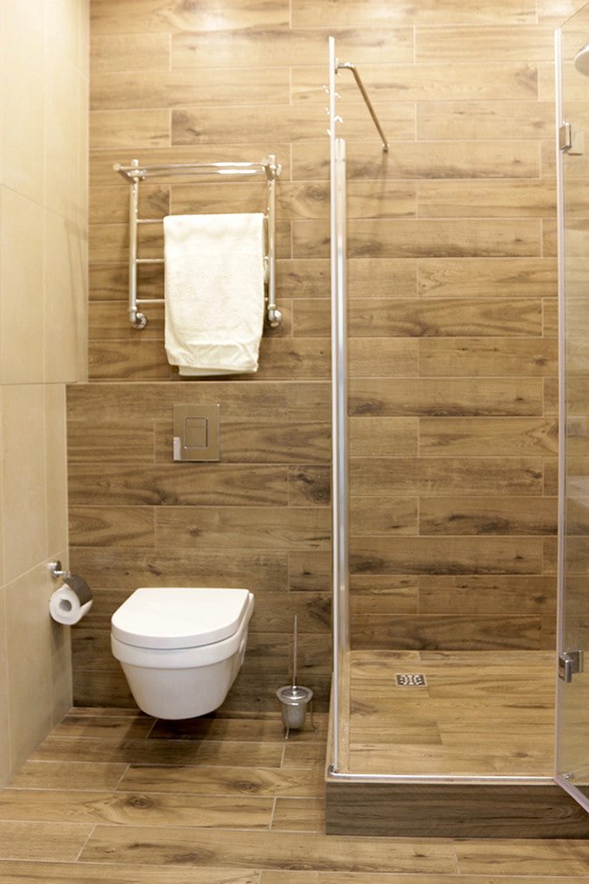 layout van houtlook tegels in het badkamerinterieur