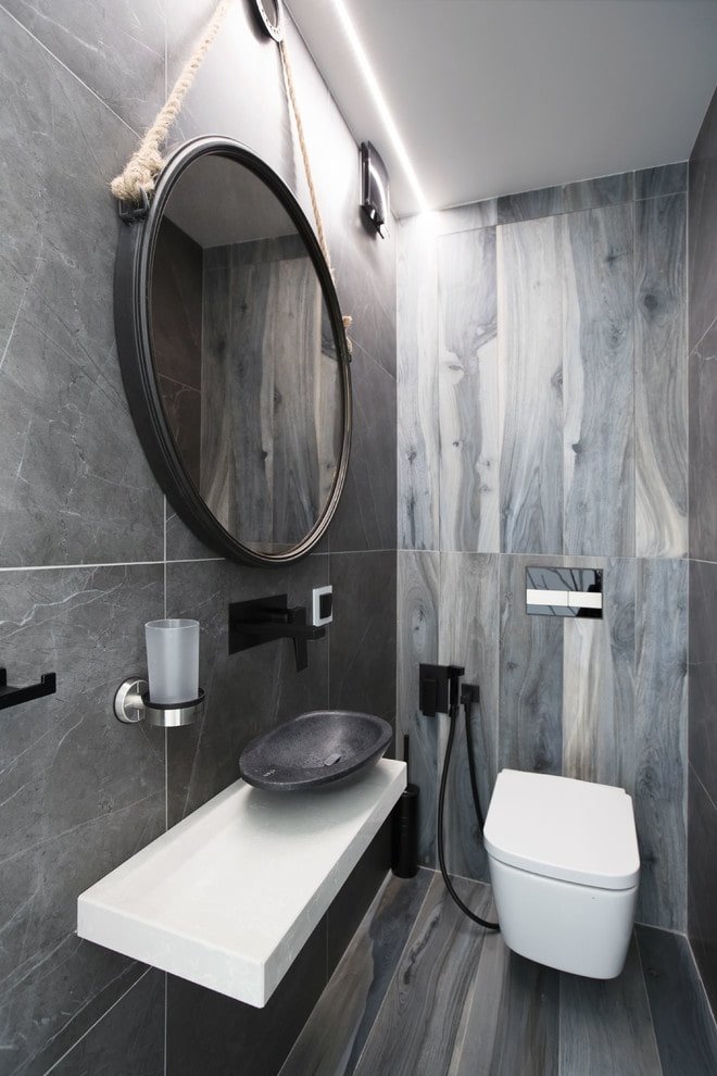 tegels met houtlook in het interieur van een badkamer