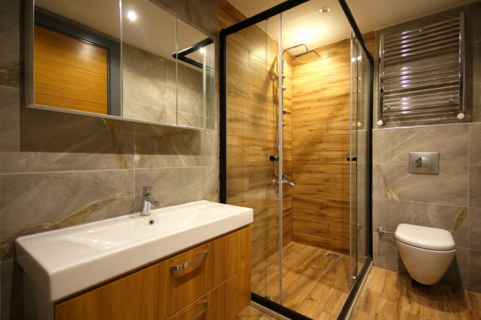 combinatie van houtimitatietegels met marmer in het interieur van de badkamer