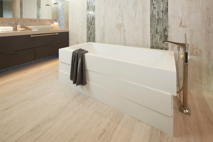 vloertegels met houtlook in het interieur van de badkamer