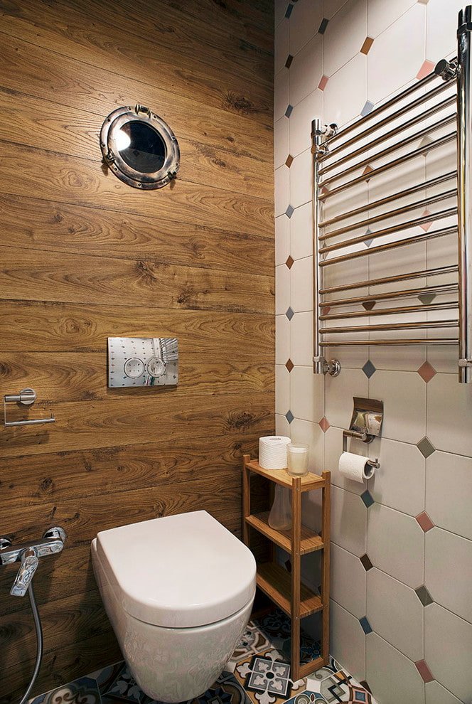 houten tegels in het toiletinterieur