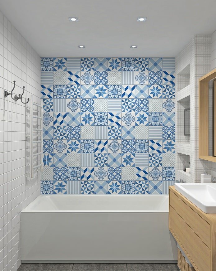 blauwe patchworktegels in de badkamer