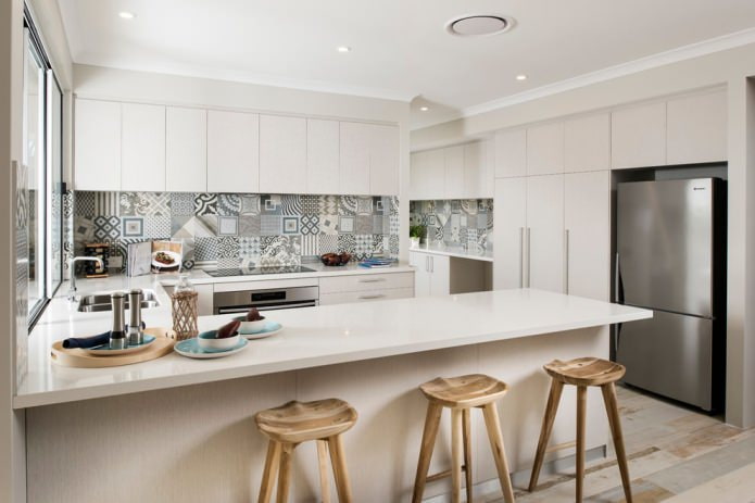 Patchworktegels in de keuken in minimalistische stijl