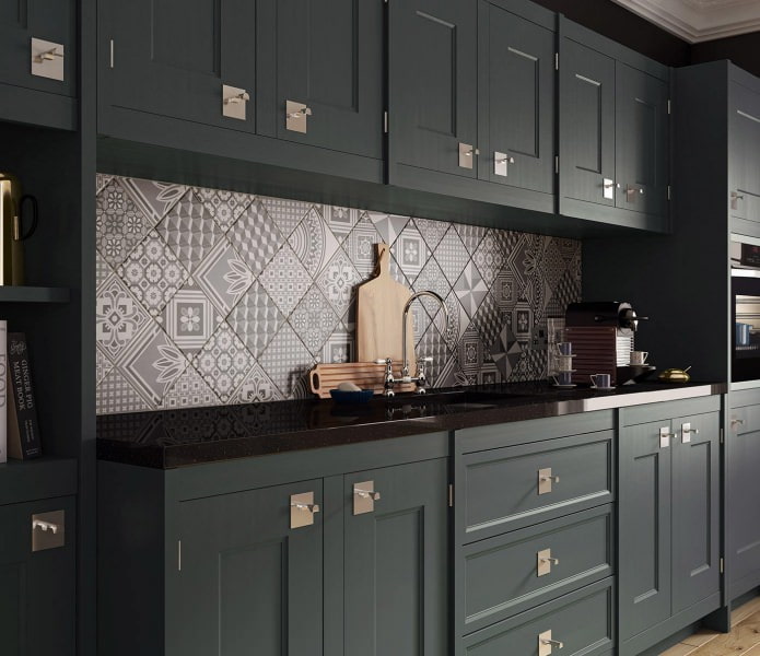 Patchworktegels in het interieur van de keuken