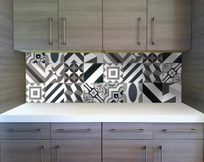 Patchworktegels in de keuken in minimalistische stijl
