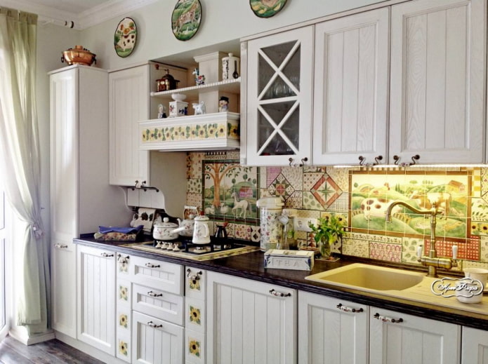 Patchworktegels in de keuken in landelijke stijl