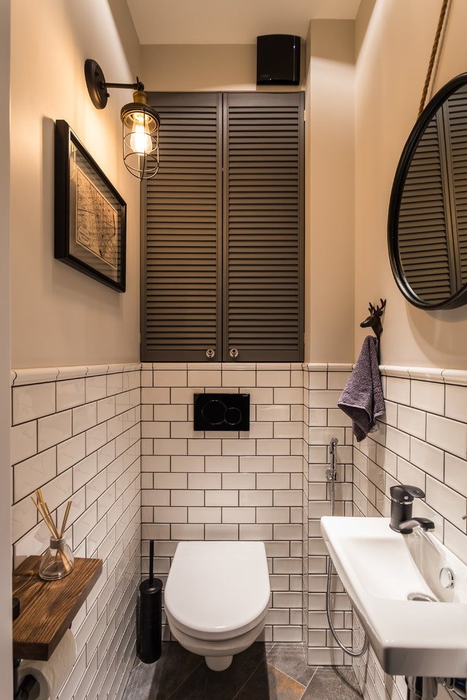 kast in het interieur van een klein toilet