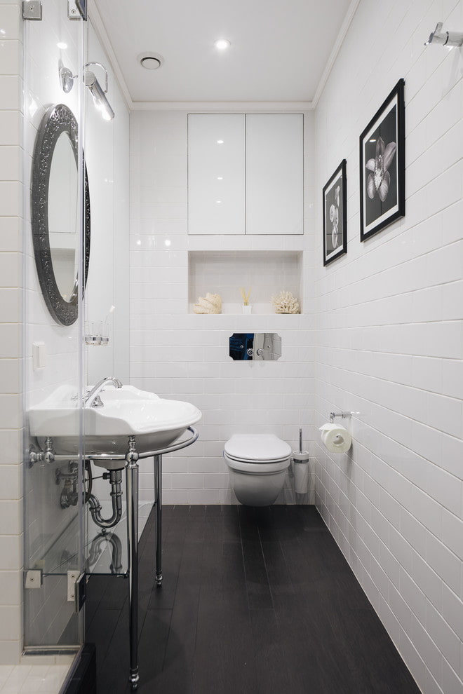 kast in een nis in het interieur van het toilet