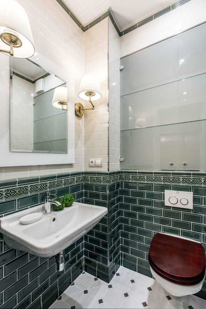 kast achter het toilet in het toiletinterieur