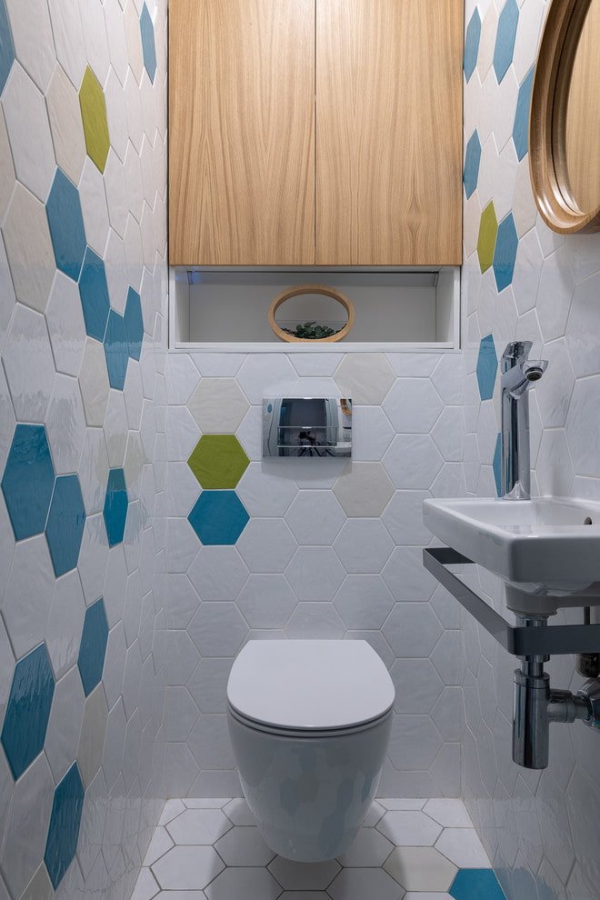 Badkamer met wastafel en sanitairmeubel