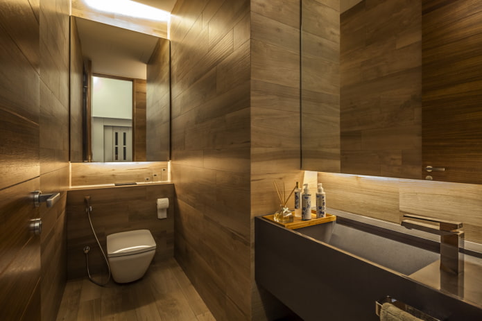 kast boven de installatie in het toiletinterieur