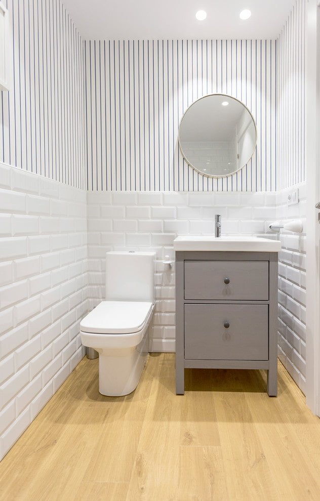 vloerkast in het toiletinterieur