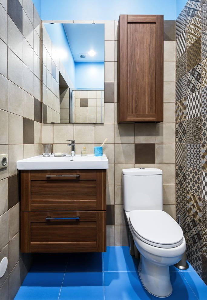 wandkast in het toiletinterieur